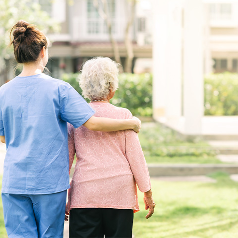 Bien choisir une maison de retraite à Marseille : un cadre de vie rassurant pour les seniors